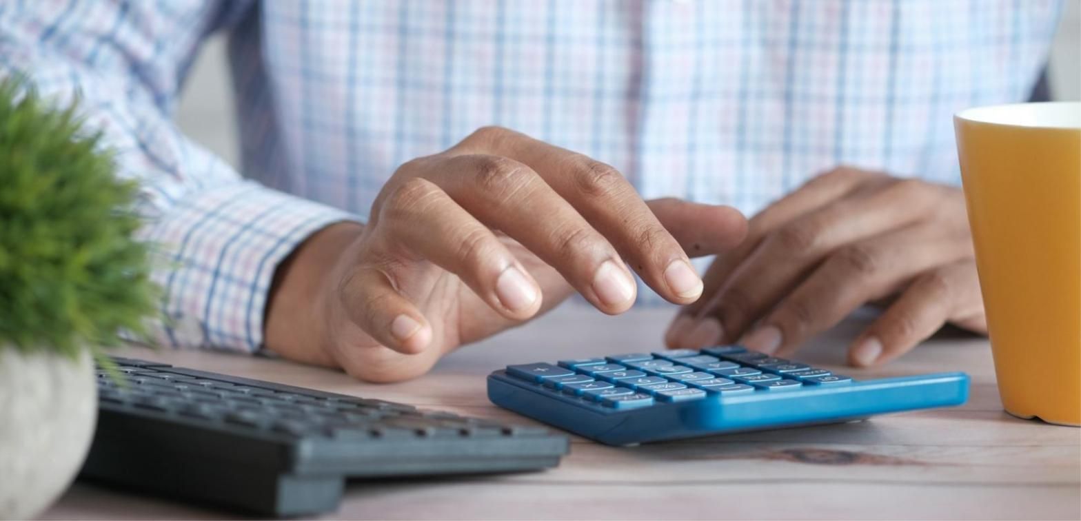 Documentos contables y calculadora sobre una mesa